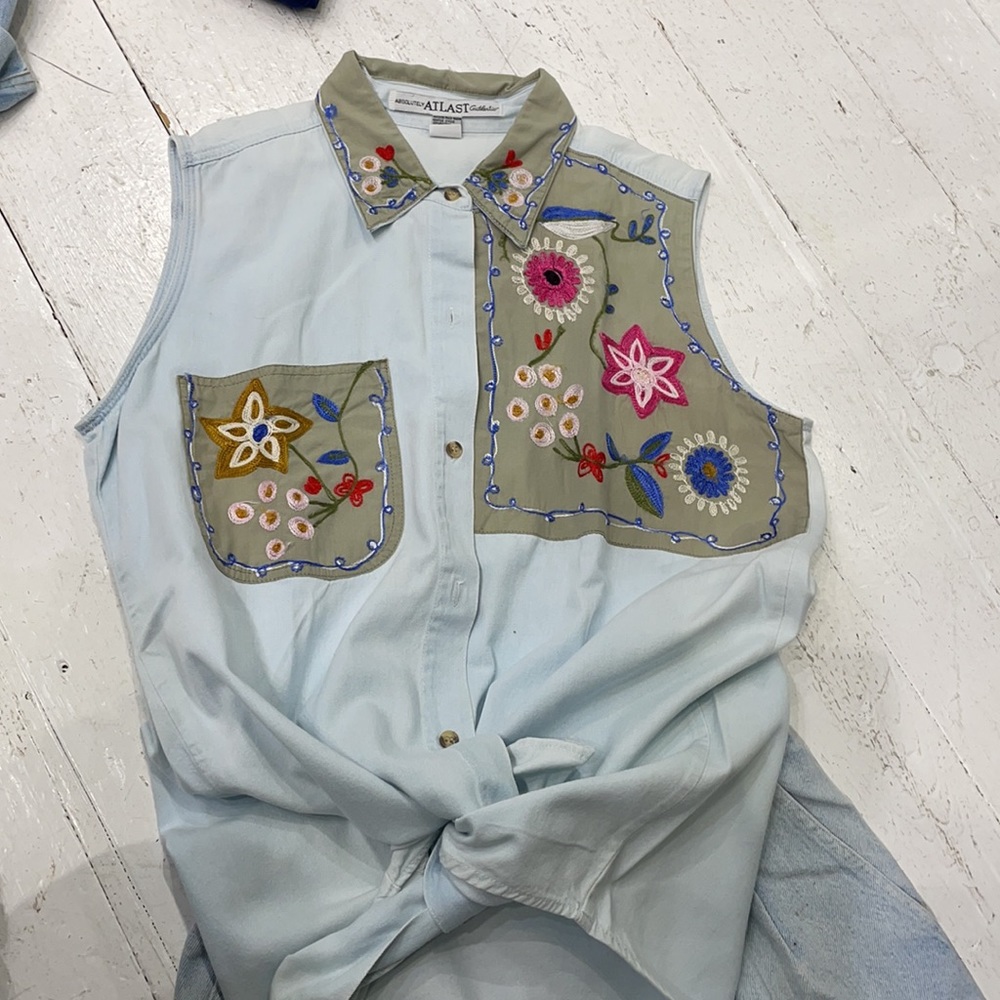 Vintage jean sleeveless embroidered shirt! Large